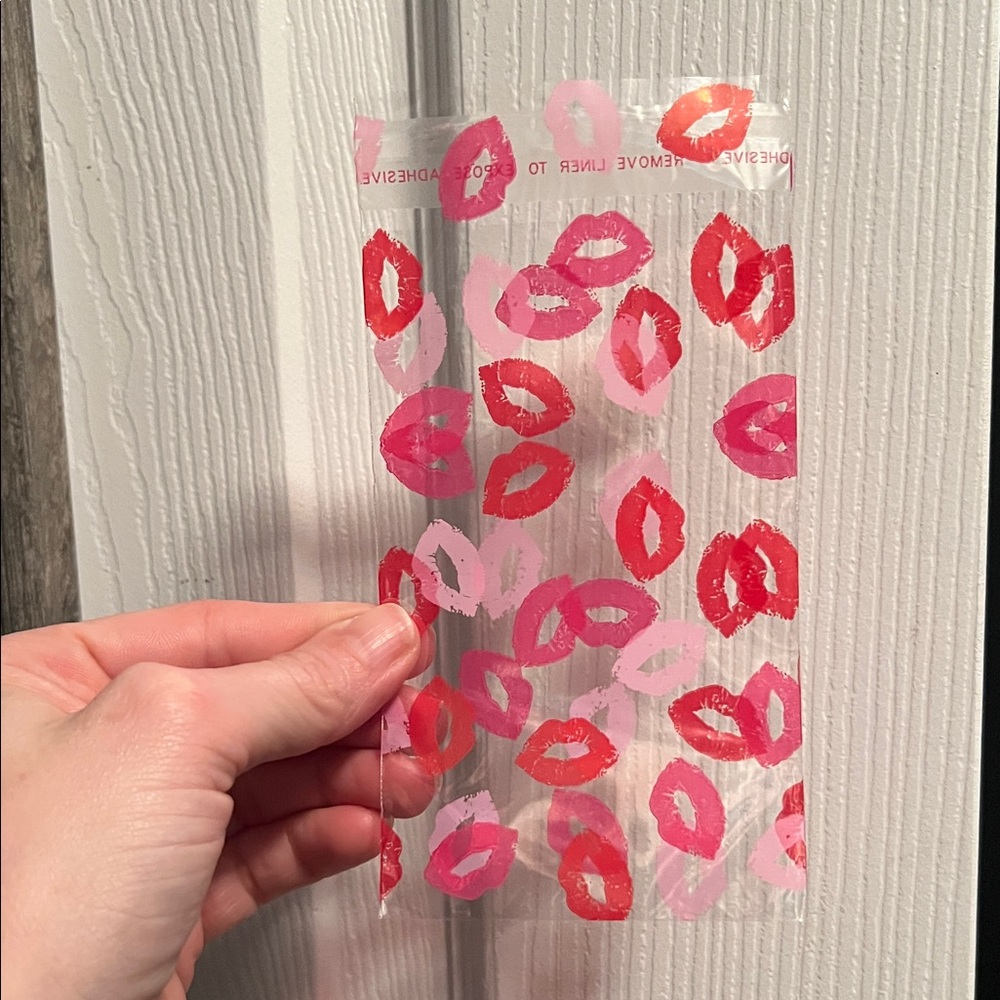 75ct Clear Kiss Print Small gift bag - Pink & Red Lips - Picture 2 of 4